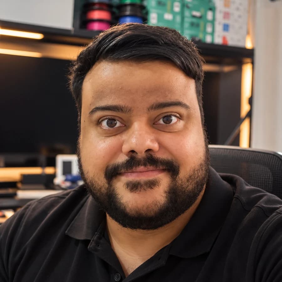 Dr. Luís, organizador do workshop, em seu espaço de impressão 3D