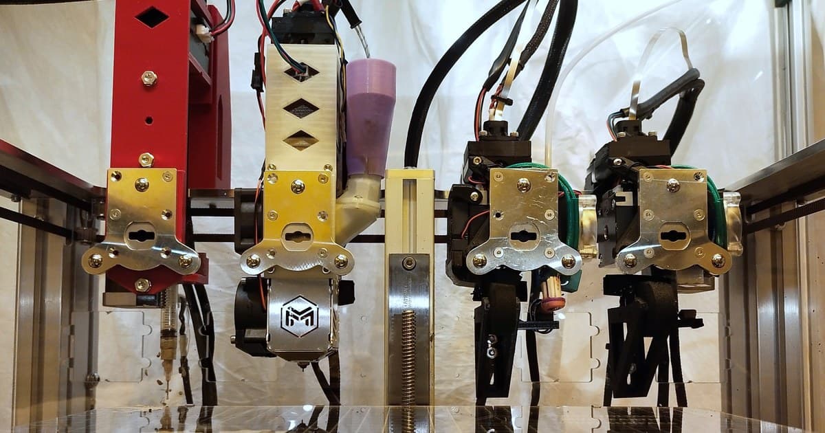 Quatro extrusores da plataforma usada para fabricar componentes do motor. Imagem: pesquisadores, via MIT News.