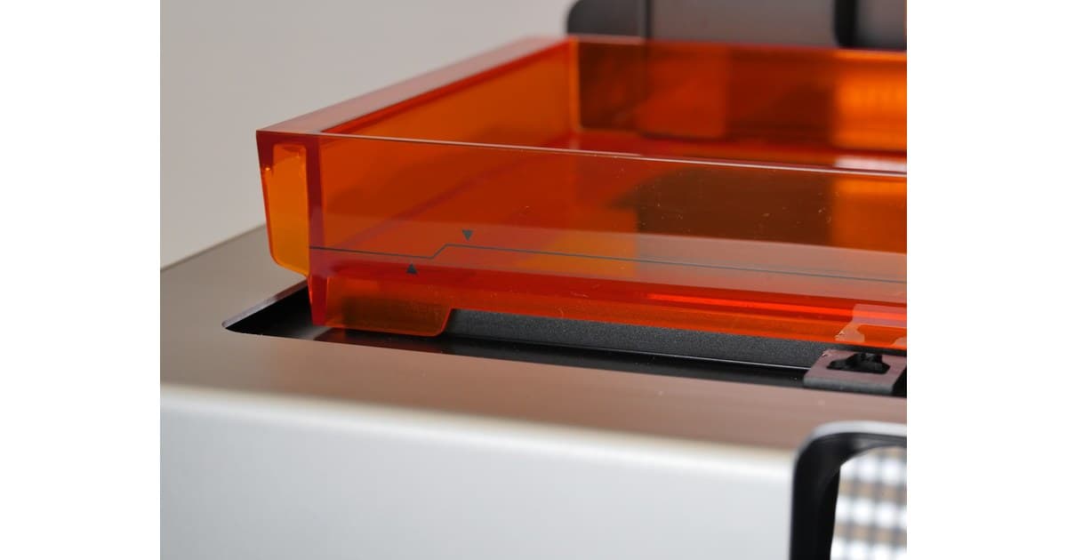 Cuba de resina com marcações de nível, ilustrando uma etapa de manuseio. Divulgação: Formlabs.