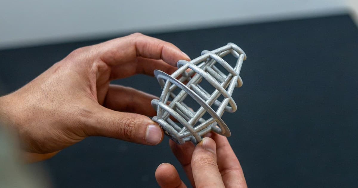 Boia de titânio impresso usada nos ensaios de flutuação. Foto: Sara Tan, RMIT.