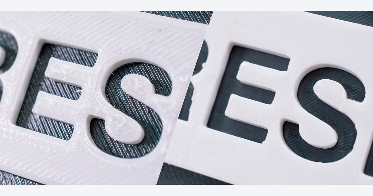 Comparação ampliada de superfícies impressas com e sem ironing publicada pela Prusa.. Crédito: Prusa Research, blog oficial