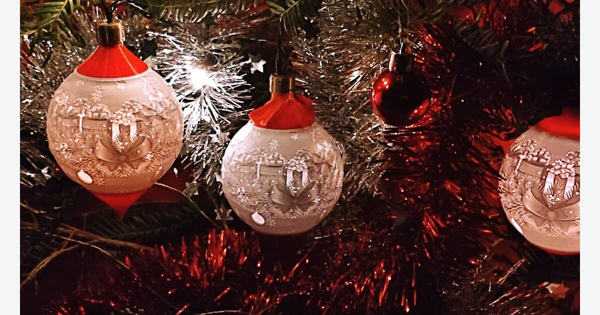 Enfeites de Natal personalizados com litofanias e iluminação. Imagem: ItsLitho.. Crédito: ItsLitho, fotografia do tutorial oficial de Ludovic Richter; fotógrafo não especificado nos metadados coletados.