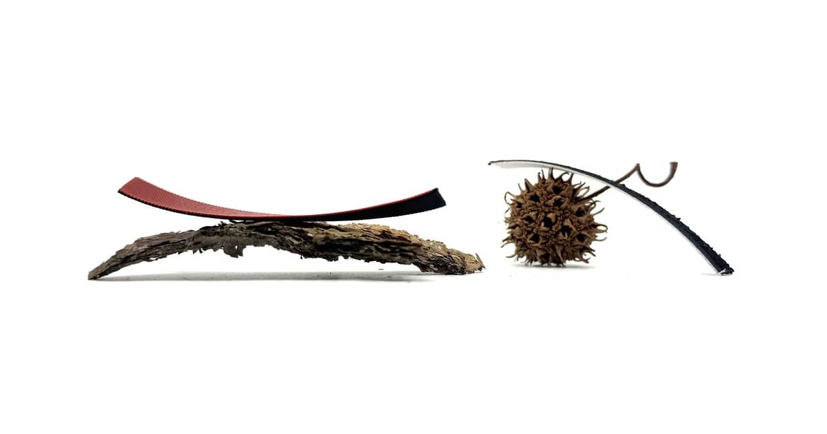 Tiras impressas que se curvam ao lado de materiais vegetais. Imagem: pesquisadores do MIT.